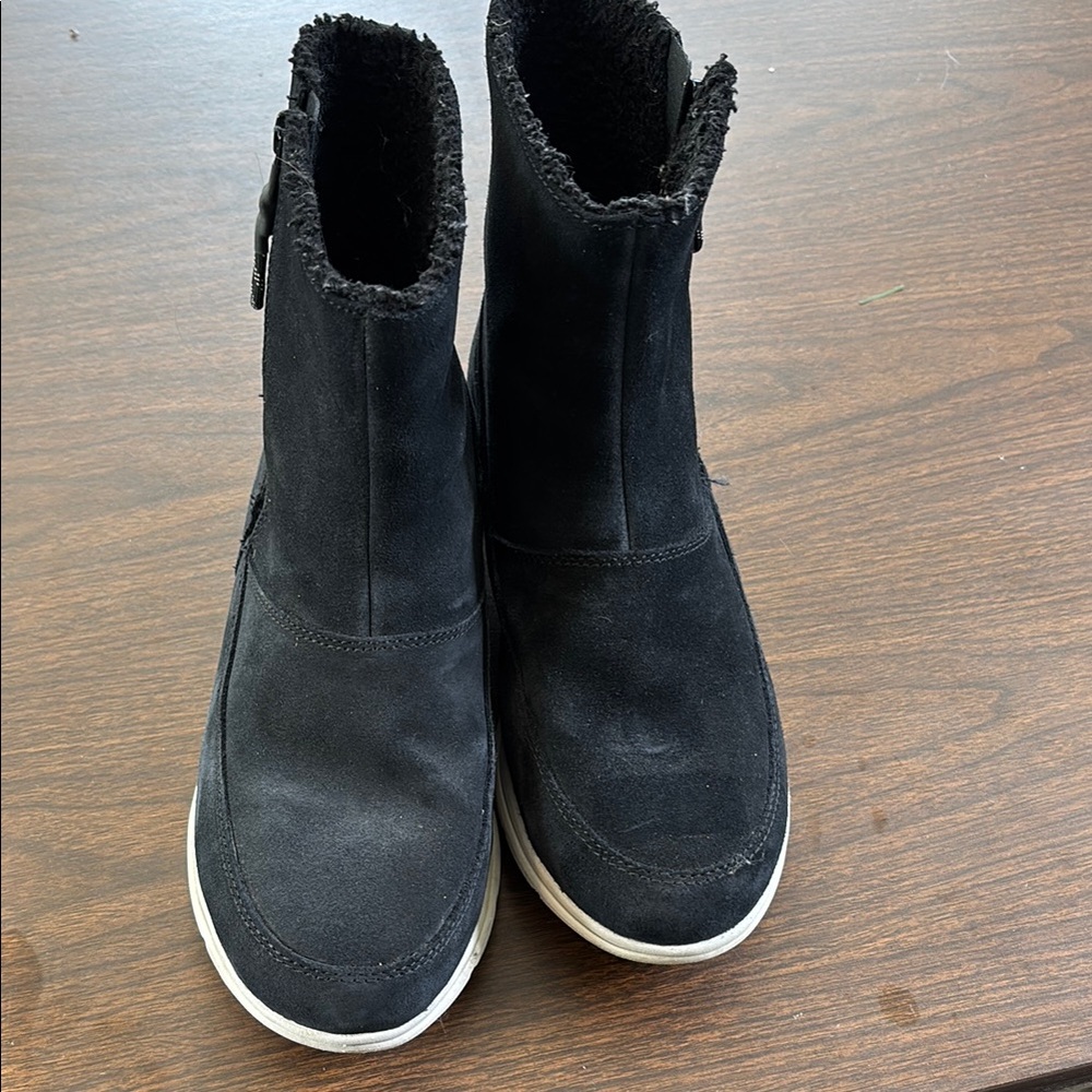 Sorel Black Fleece-Lined Boots. women size 9